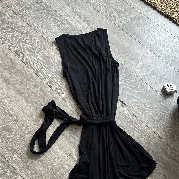 Elegant Black Sleeveless Dress - Picture 6 of 6